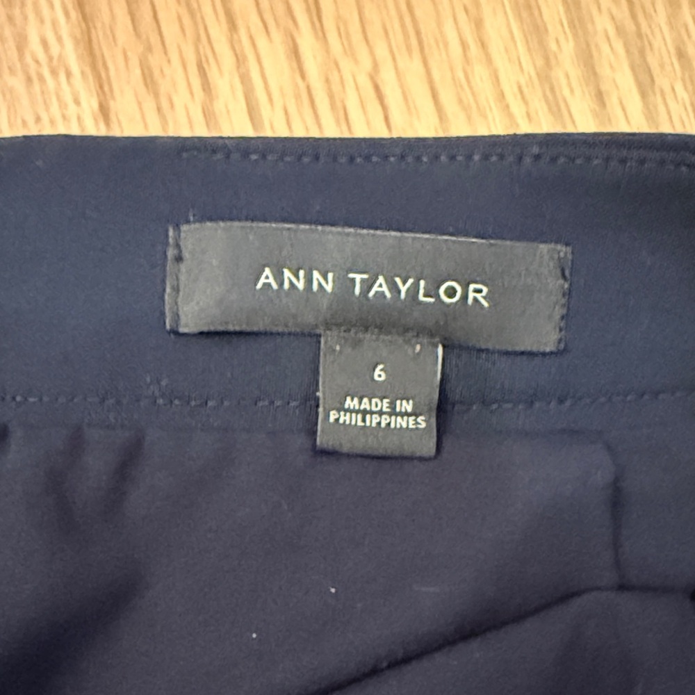 NWOT Ann Taylor Seamed Pencil Skirt in Seasonless Stretch in Navy - Picture 2 of 4